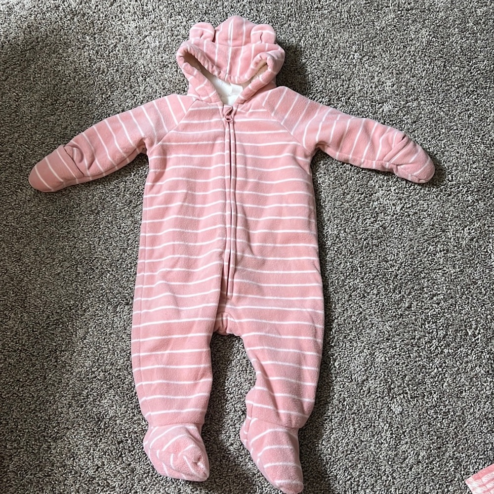 Old navy infant snow suit. Size 6-12 months